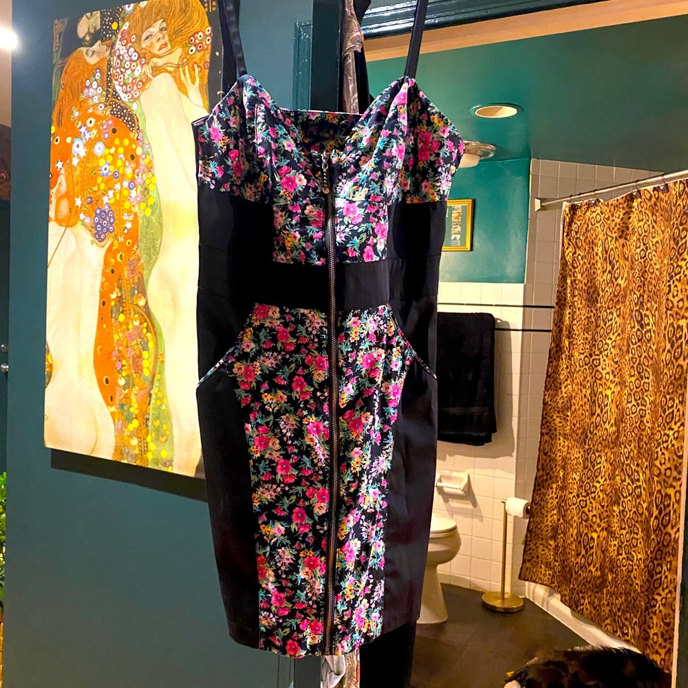 Sexy Guess brand dress with floral print and front zipper detail. Stretchy